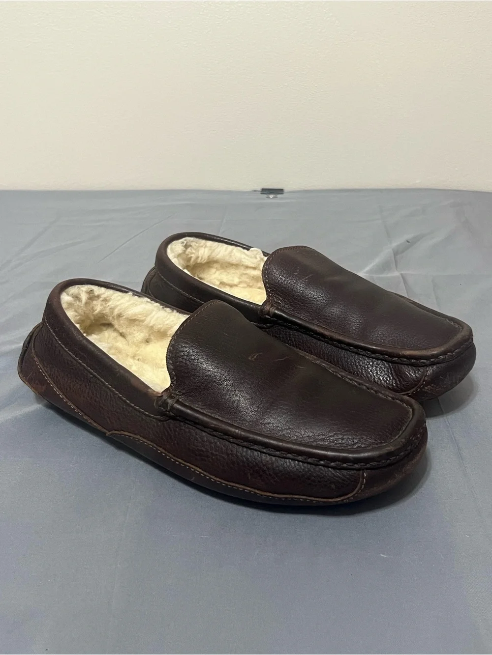 UGG Ascot Slippers Mens 8 Brown Leather Sheepskin Lined Moccasin Rubber Sole